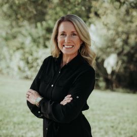 Lisa Schuessler Headshot