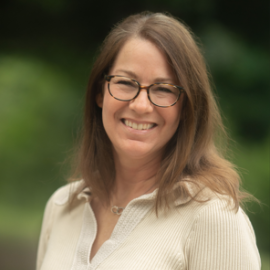 Beth Edwards Headshot